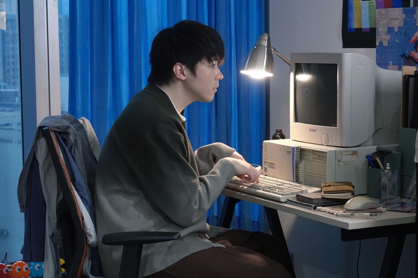 陳卓賢Ian新歌《NPC的一場意外》MV中,化身一個只有返工和打機的「社畜」。