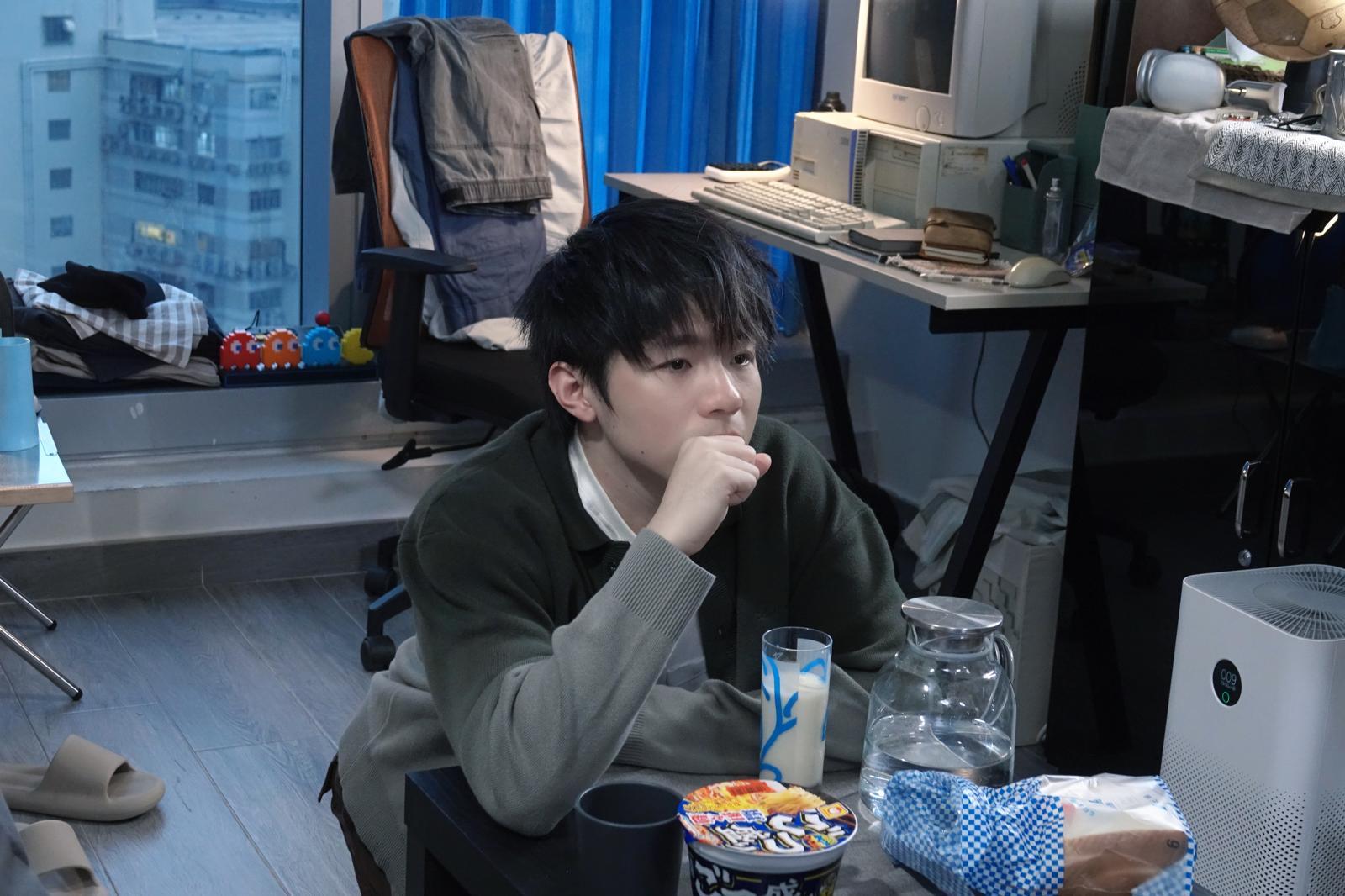 陳卓賢Ian在新歌《NPC的一場意外》MV化身熱愛打機的l「社畜」。