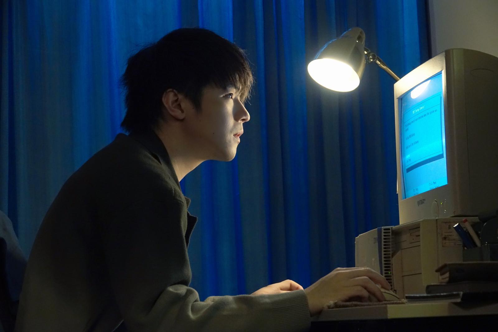 陳卓賢Ian新歌《NPC的一場意外》MV中,化身一個只有返工和打機的「社畜」。