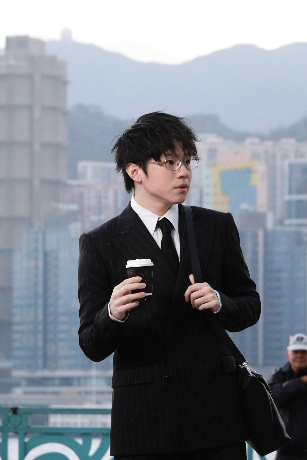 陳卓賢Ian在新歌《NPC的一場意外》MV中,以「眼鏡賢」look化身白領打工仔。