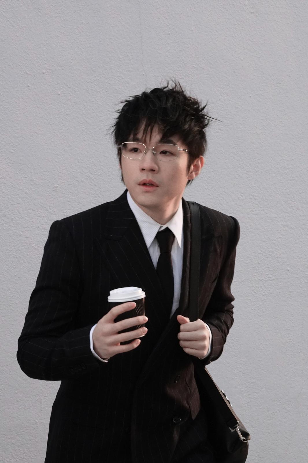 陳卓賢Ian在新歌《NPC的一場意外》MV中,以「眼鏡賢」look化身白領打工仔。