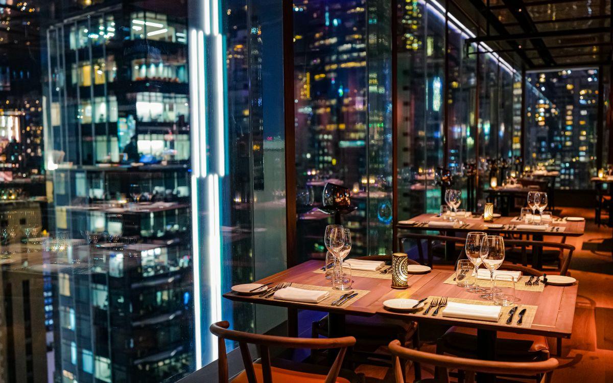 一邊俯瞰維多利亞港一邊歎澳洲牛扒,氣氛一流!