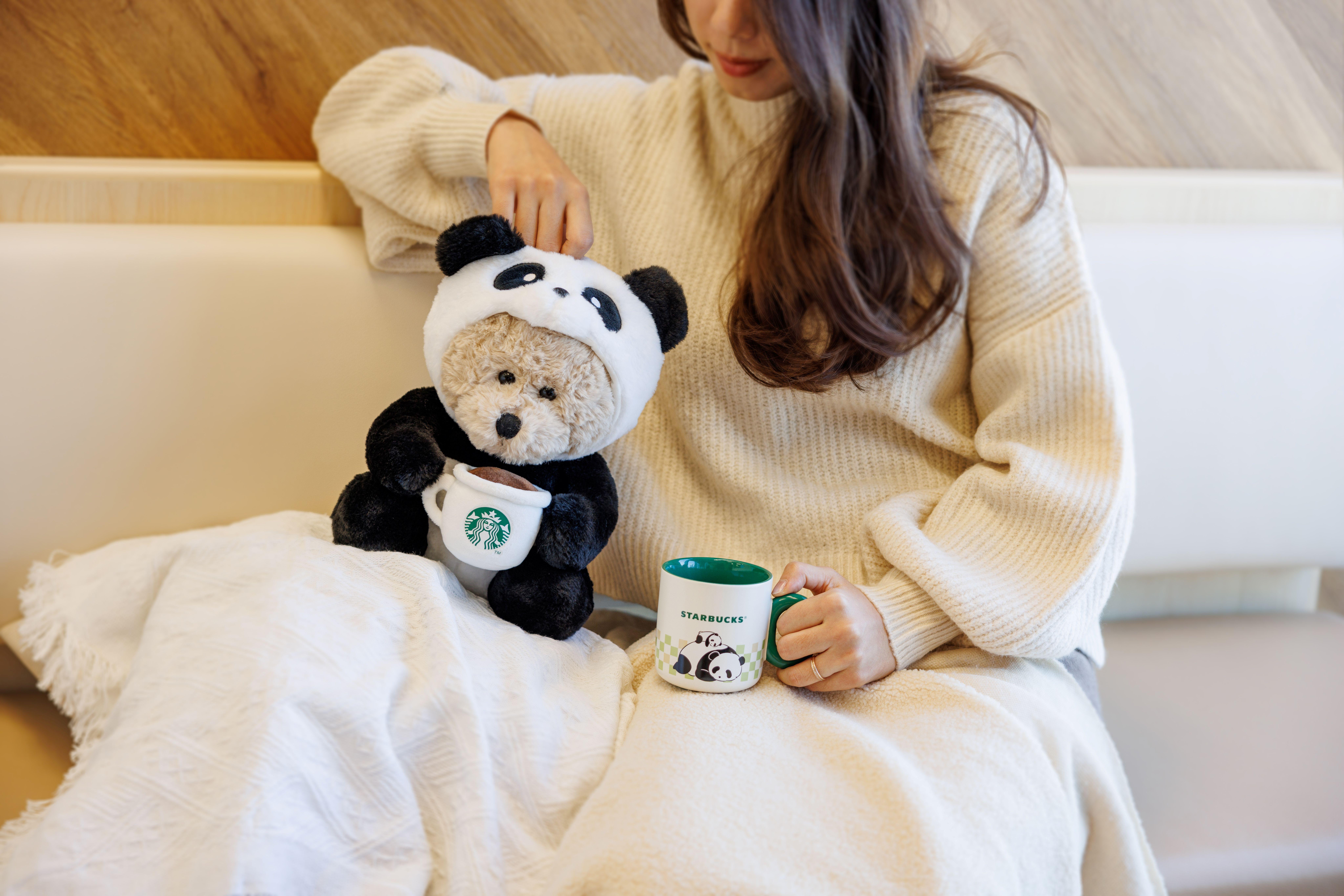 星巴克熊穿上熊貓玩偶衣服,手持著星巴克咖啡杯,陪伴大家享受咖啡時光。
