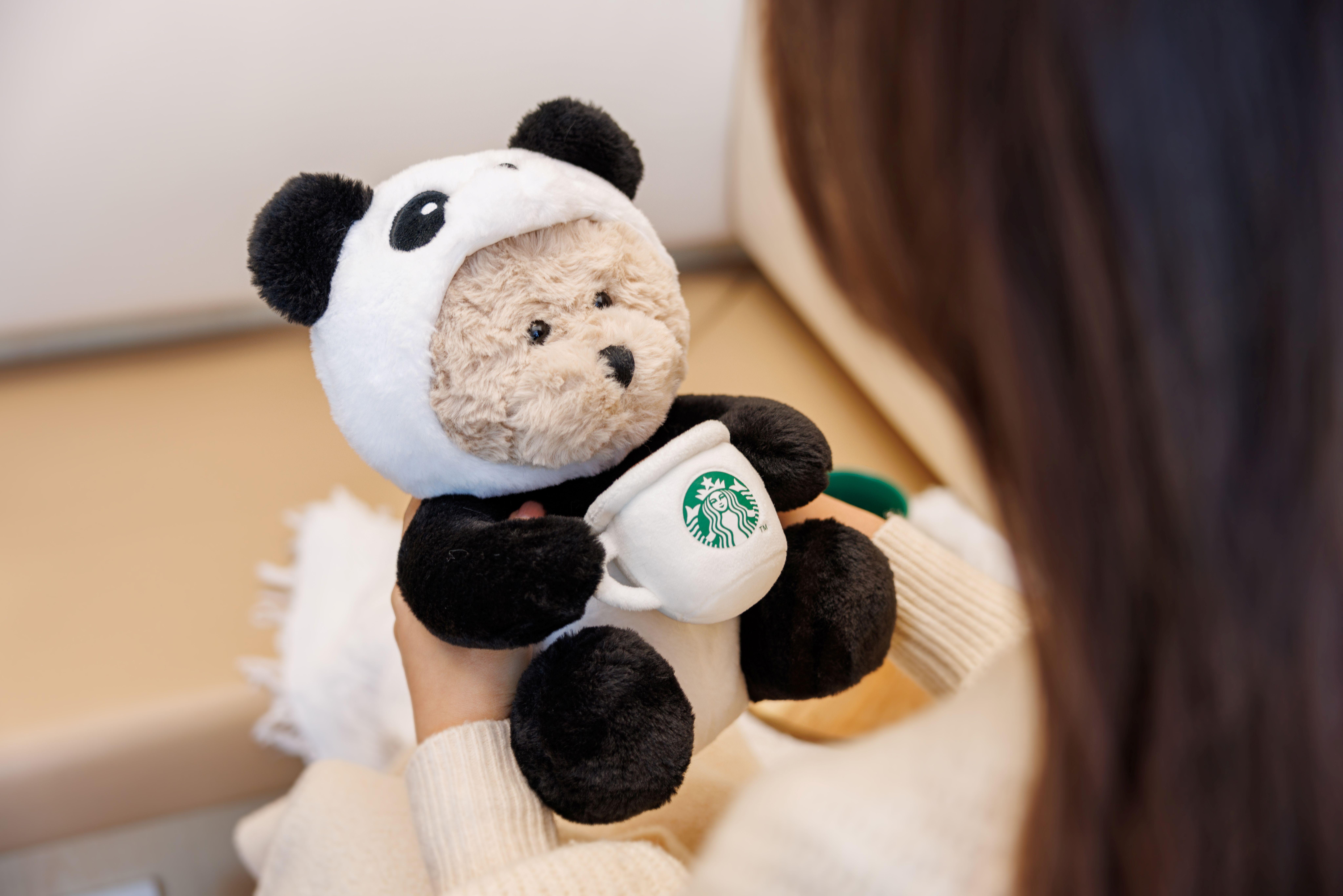 星巴克熊穿上熊貓玩偶衣服,手持著星巴克咖啡杯,陪伴大家享受咖啡時光。