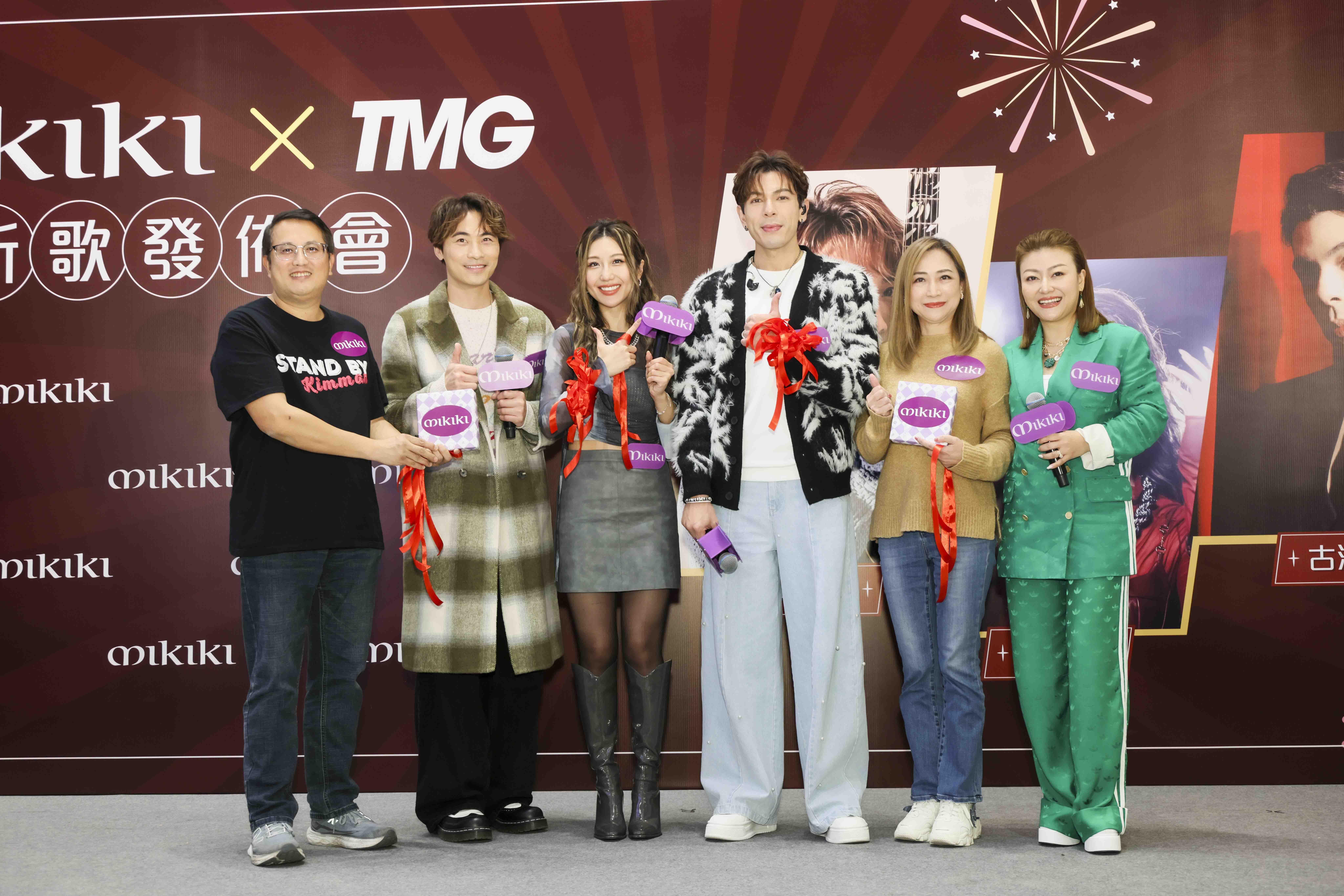 4人與一眾手持活動入場證的粉絲合影,期間不時與粉絲點頭揮手,非常親民。