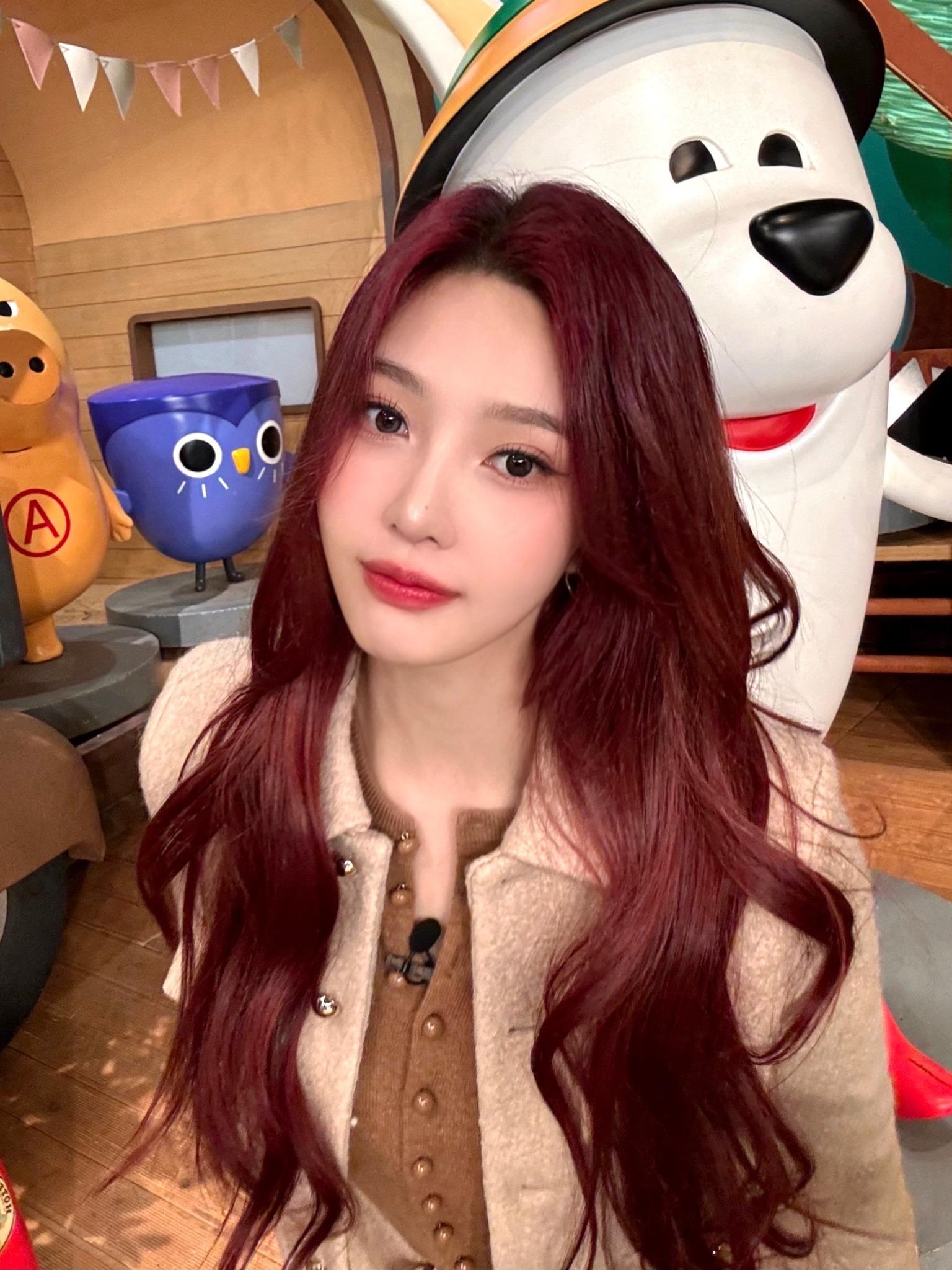 Joy除了作為獨唱歌手活躍外,她又不時主持綜藝節目。