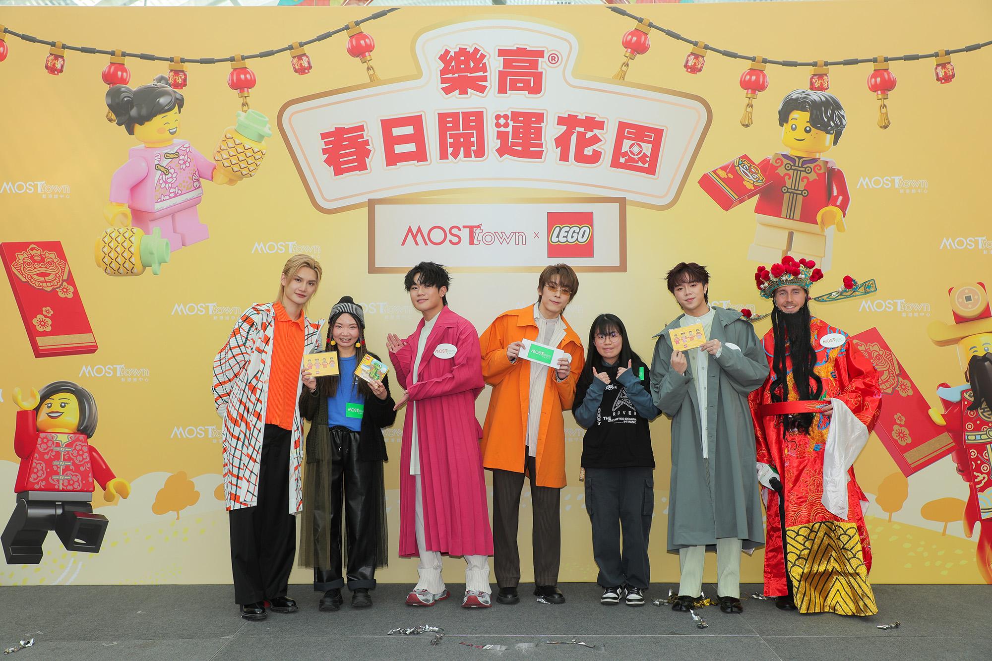 Jeremy和ROVER三子亦與現場粉絲們近距離玩新春開運遊戲,與財神大玩估歌仔遊戲。