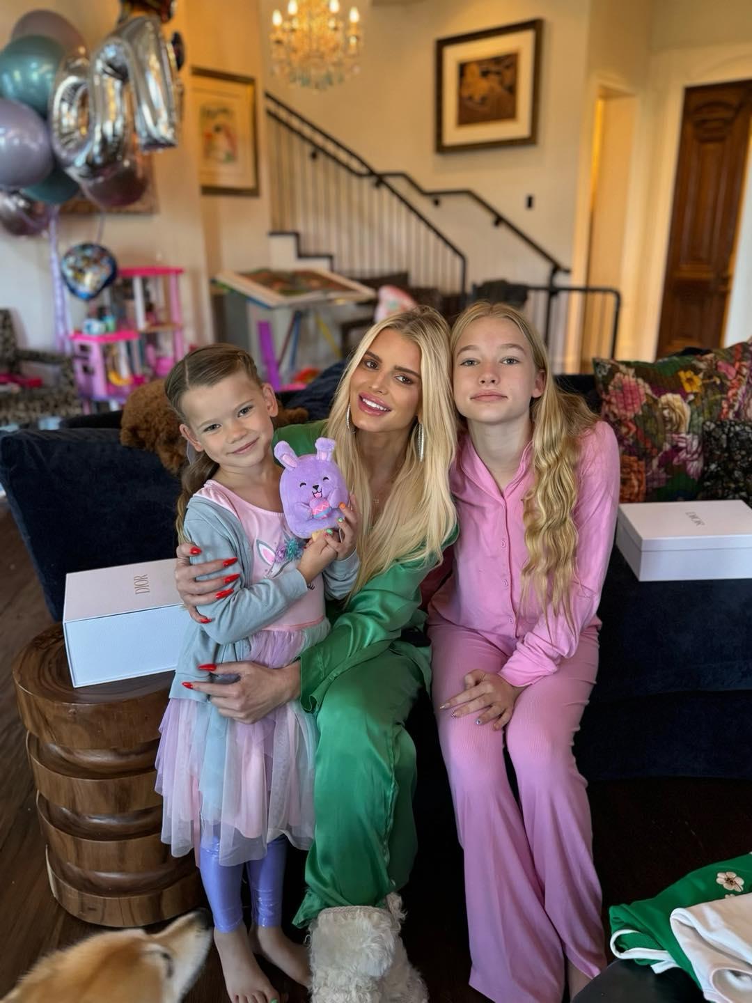 有網民發現Jessica兩前年開始,沒有上載與Eric的合照,已猜測兩人婚姻破裂。