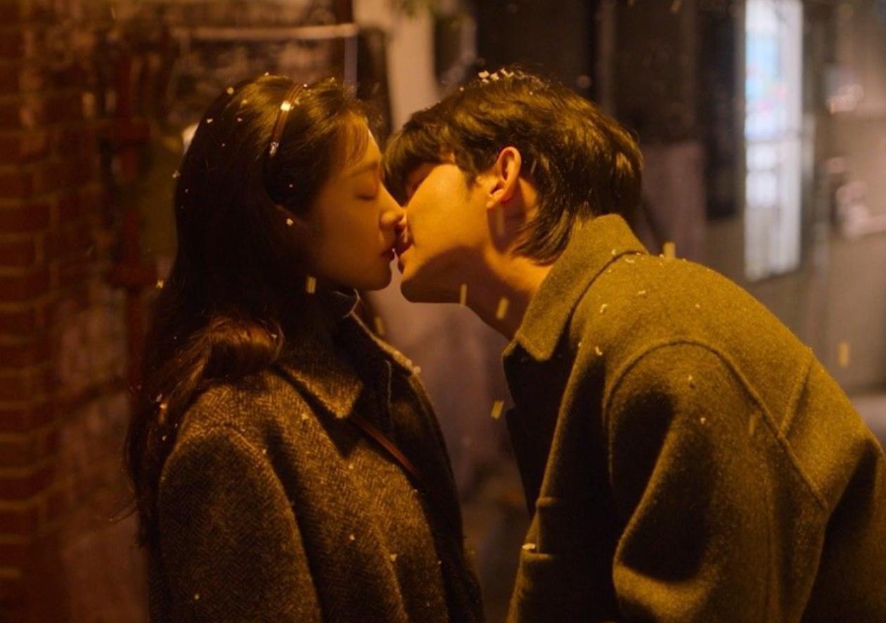 金秀賢、曹寶兒在《山寨人生》中飾演前度戀人,深情吻戲畫面曝光。