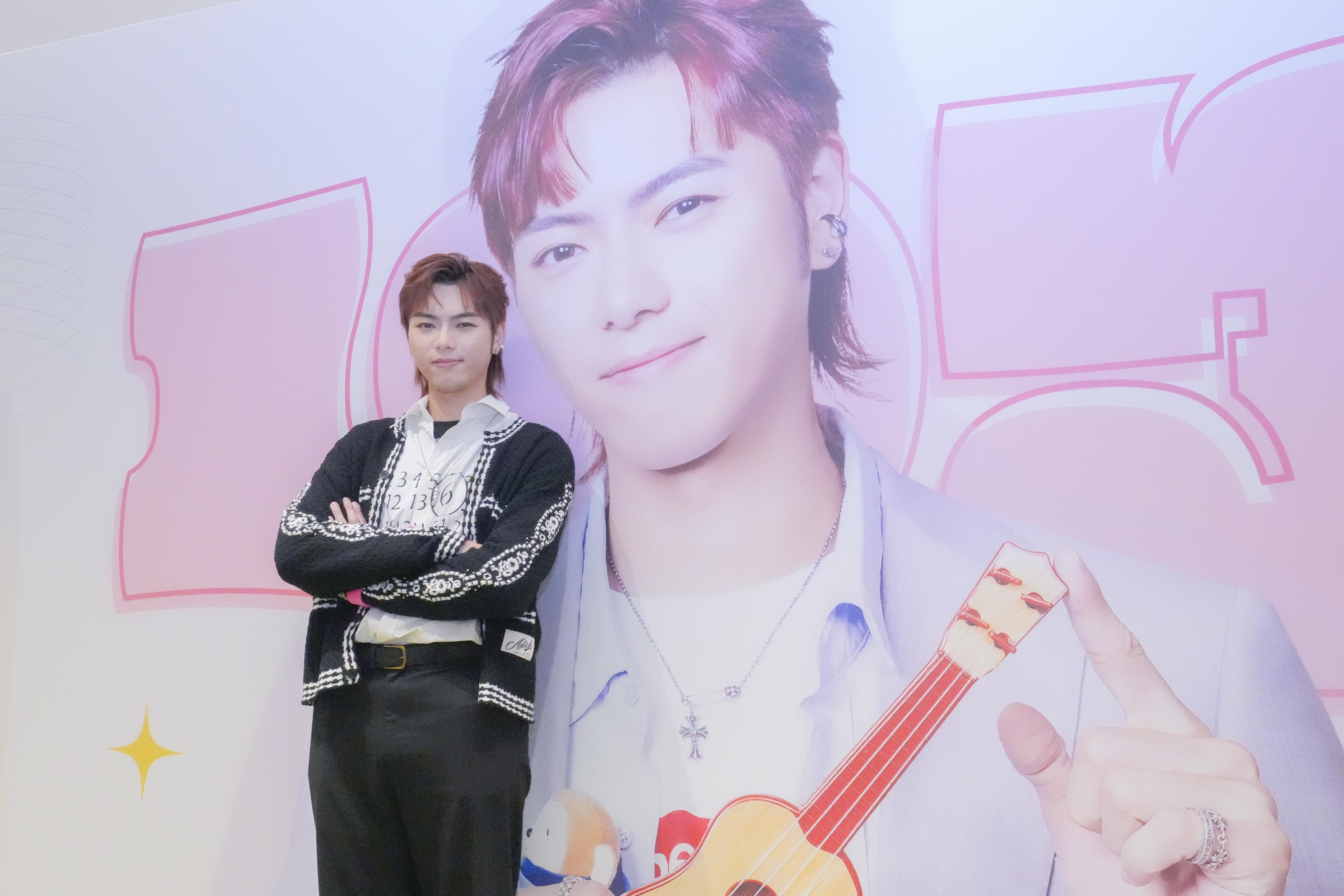 193指fans club無錢,所以今日充當司儀,自己主持自己生日會。