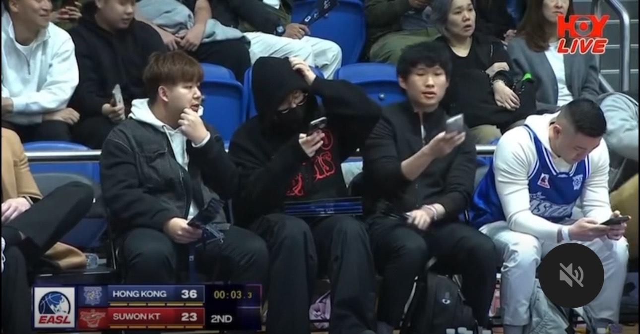 姜濤手舞足蹈,與友人有講有笑研究賽事。