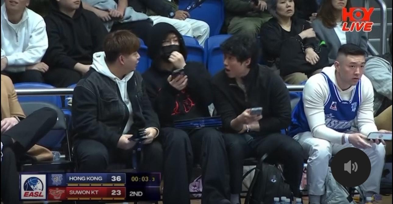 姜濤全身包到冚睇籃球賽。