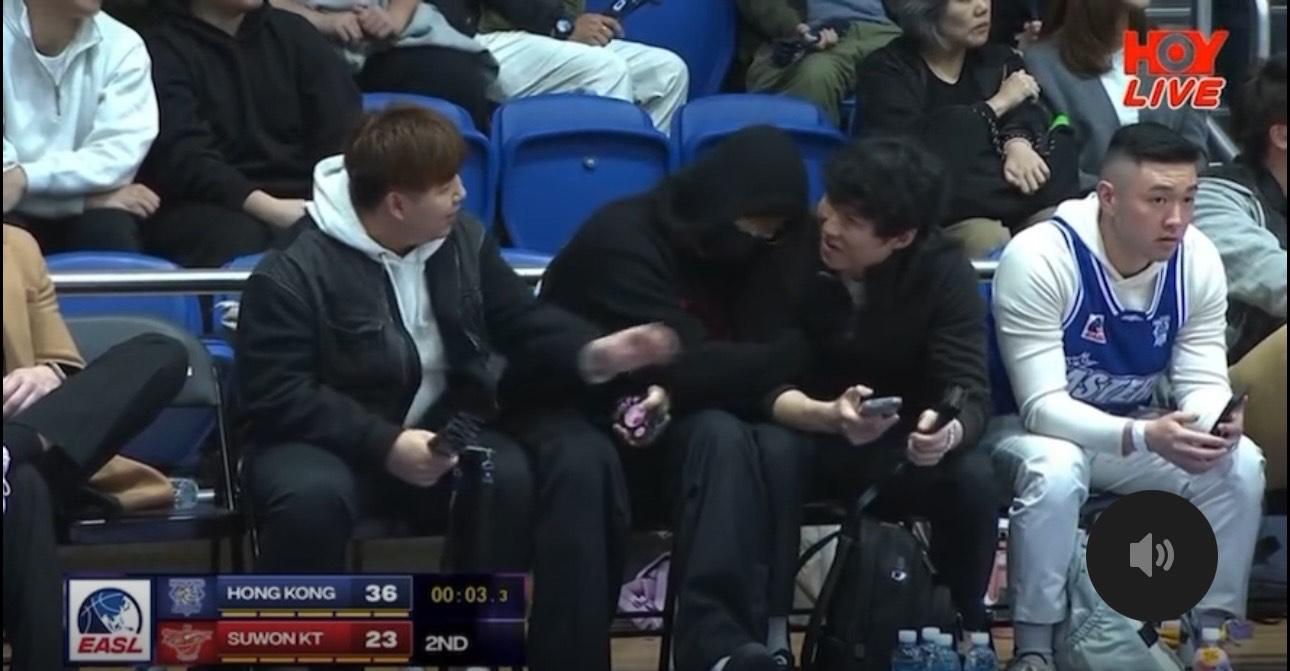 姜濤低調入場欣賞籃球賽。