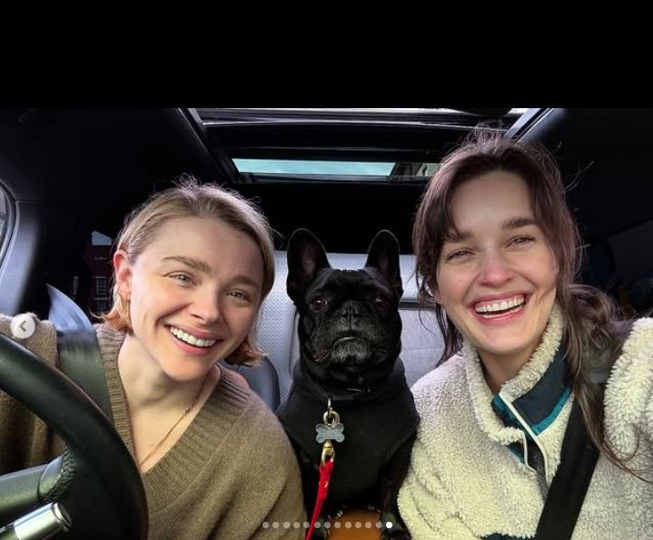 嘉兒莫蕊茲與Kate Harrison一起生活得非常開心,經常一起出外旅遊。