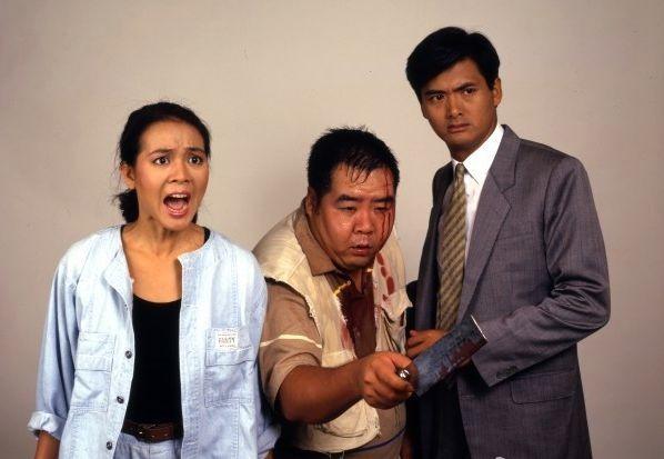 鄭則仕視周潤發為演戲啟蒙老師,當年他邀請周潤發參演《何必有我》,雖然並非主角,但周也爽快答允。左為同樣有份參演的鄭文雅。(網上圖片)