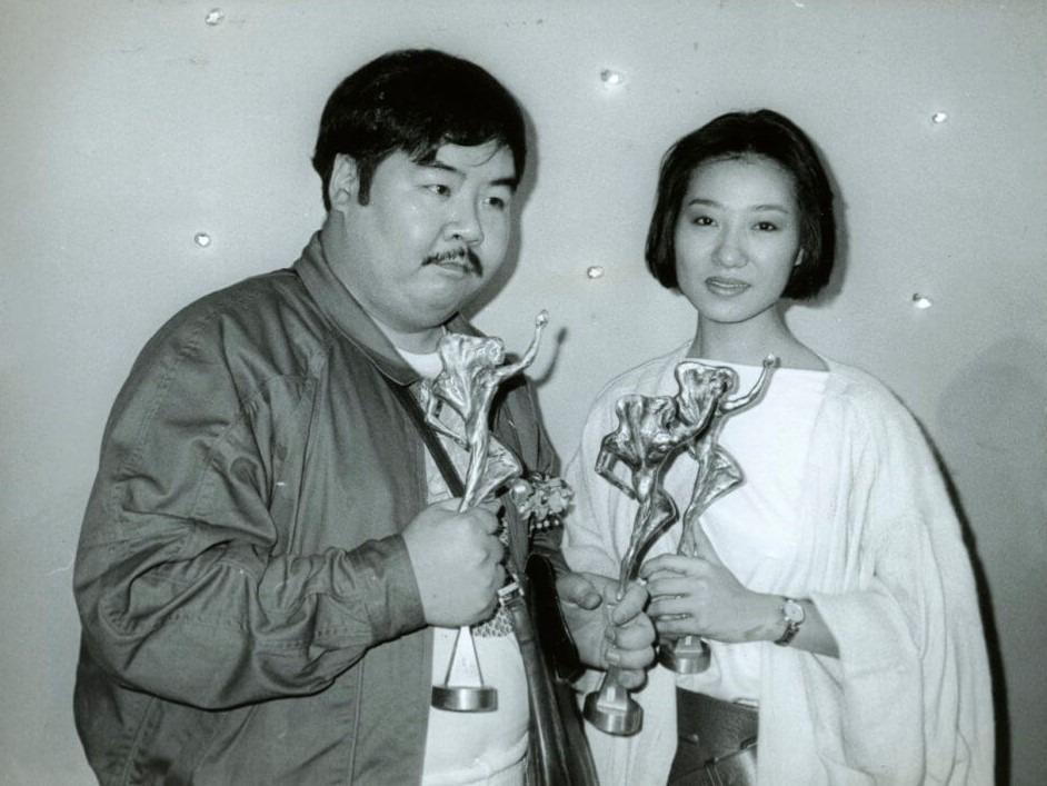 鄭則仕憑《何必有我》「肥貓」一角,贏得第五屆香港電影金像獎最佳男主角獎。旁為同屆最佳女主角得主王小鳳。(網上圖片)