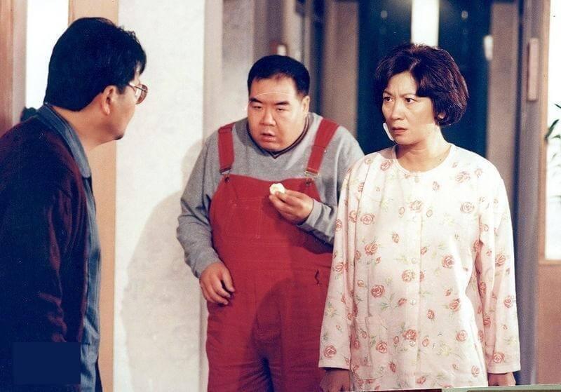 鄭則仕曾為亞洲電視拍了「肥貓」系列劇集,其中在《肥貓正傳》中,他跟鮑起靜(右)合演母子,成功入屋。(網上圖片)