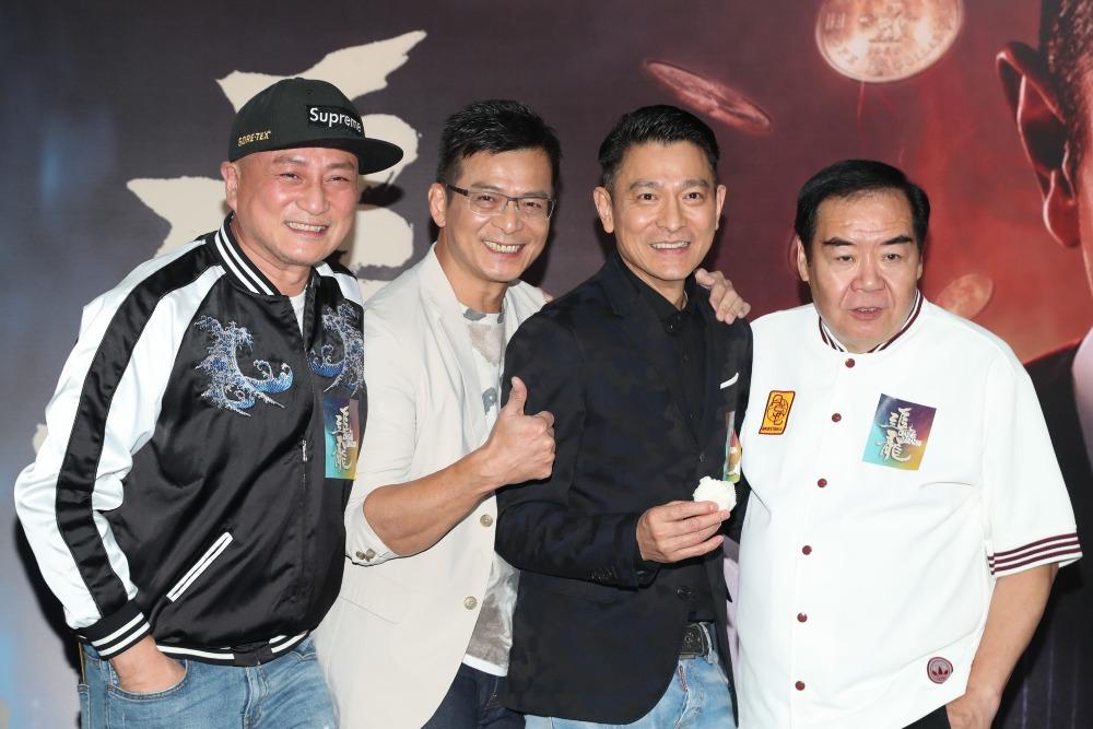 鄭則仕(右一)一直很感激劉德華(右二)當年借錢和邀請他拍戲,助他度過難關。2017年,兩人和湯鎮業(左一)、黃日華(左二)結片緣拍攝電影《追龍》。(圖片來源:Getty)