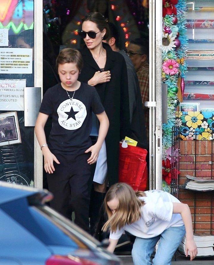 Knox與安祖蓮娜,於火災現場向災民提供瓶裝水及食物。