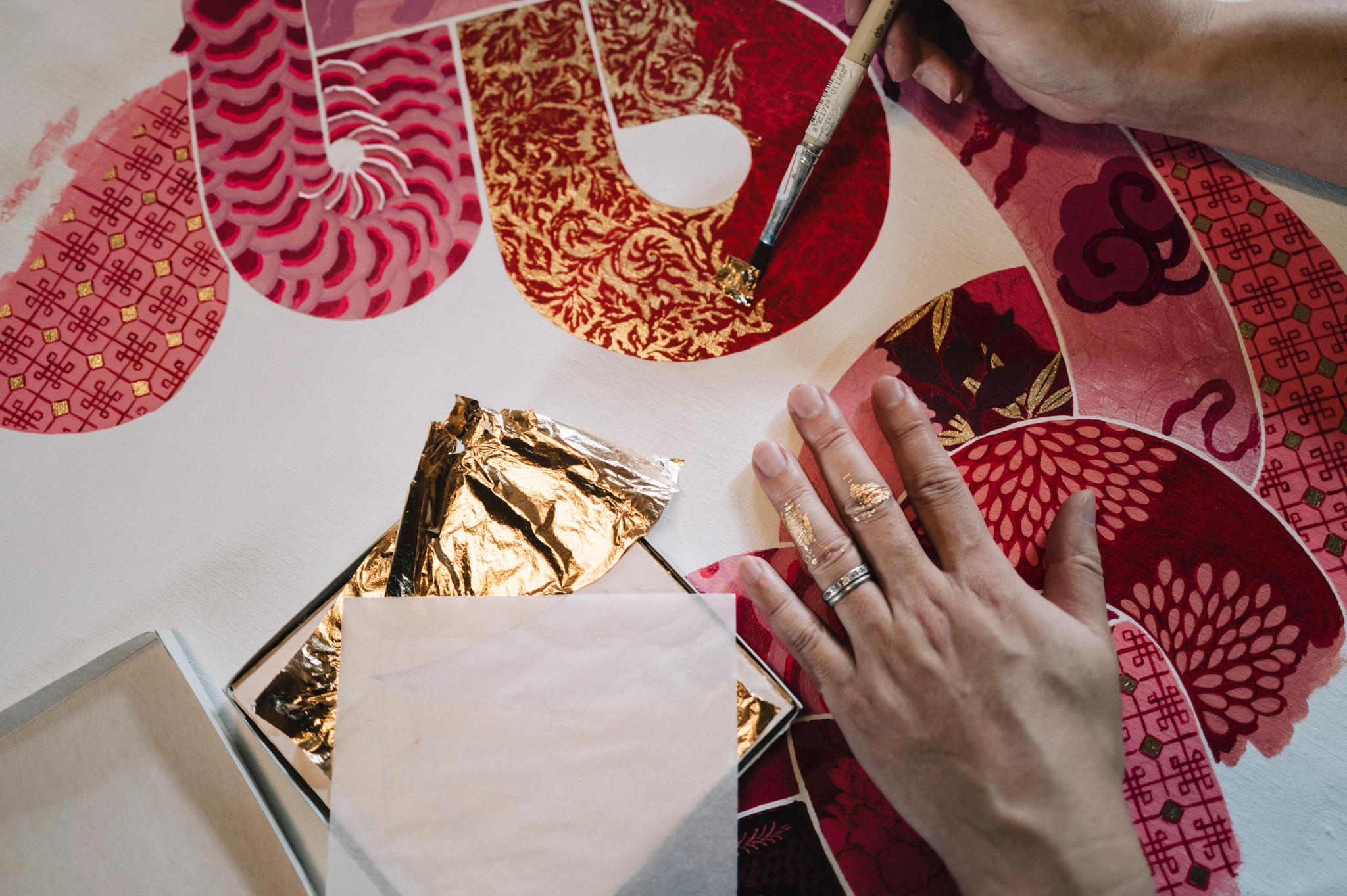 禮盒由藝術家兼紡織設計師 Chris Chun 設計,靈感源自盤長結。