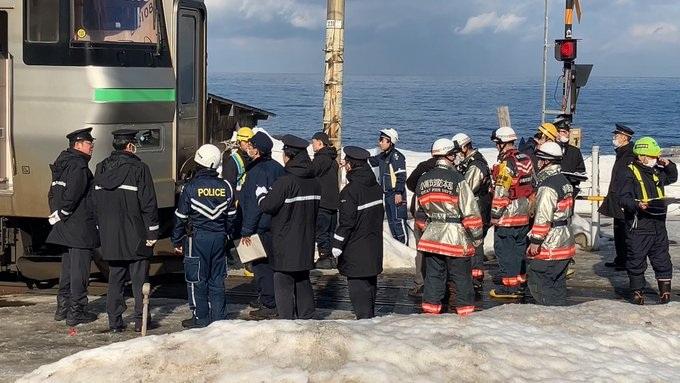 北海道的救援人員調查事故原因。(新聞截圖)