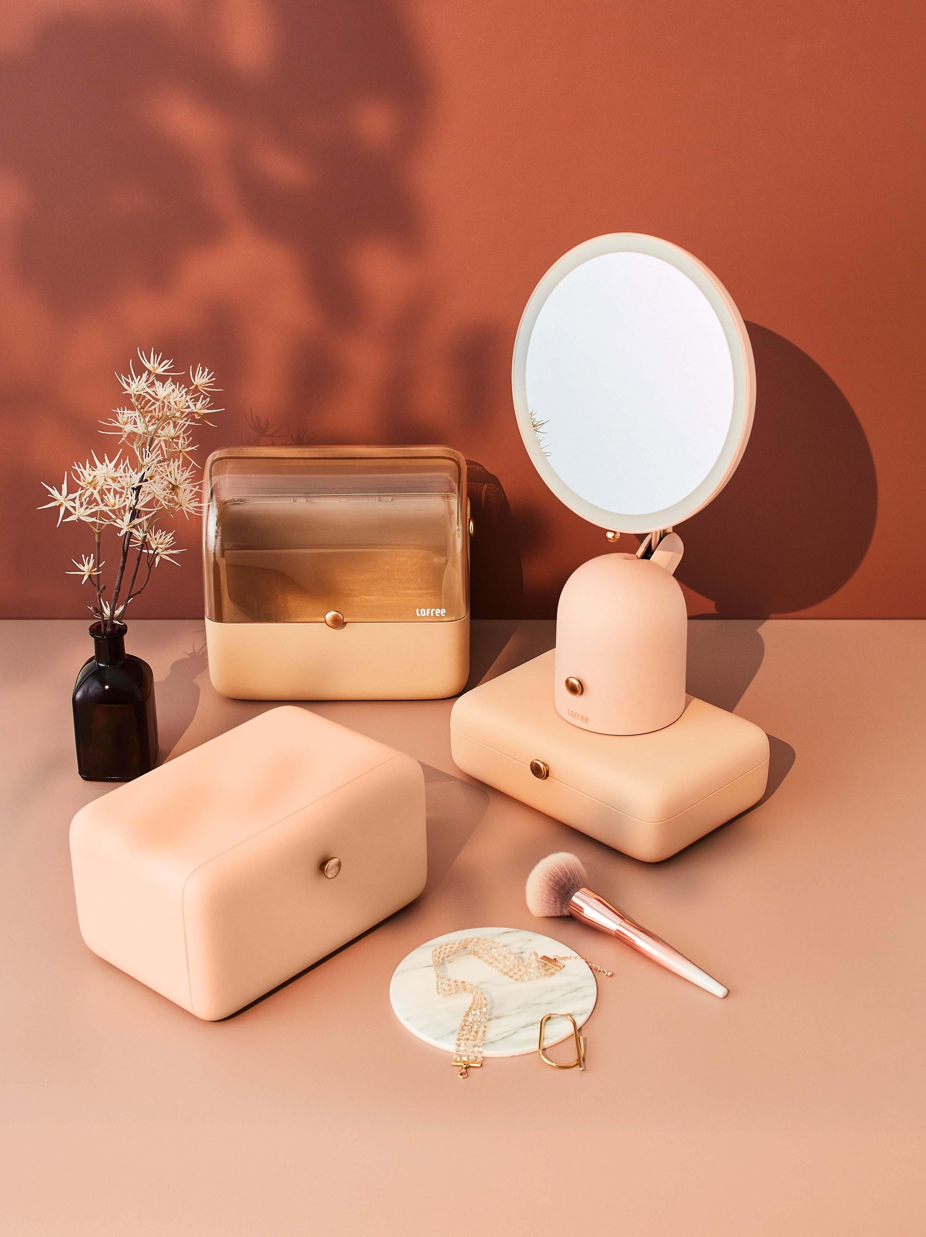 12個獨立品牌將產品包裝在時尚木盒中,以神秘禮盒的形式現場發售。