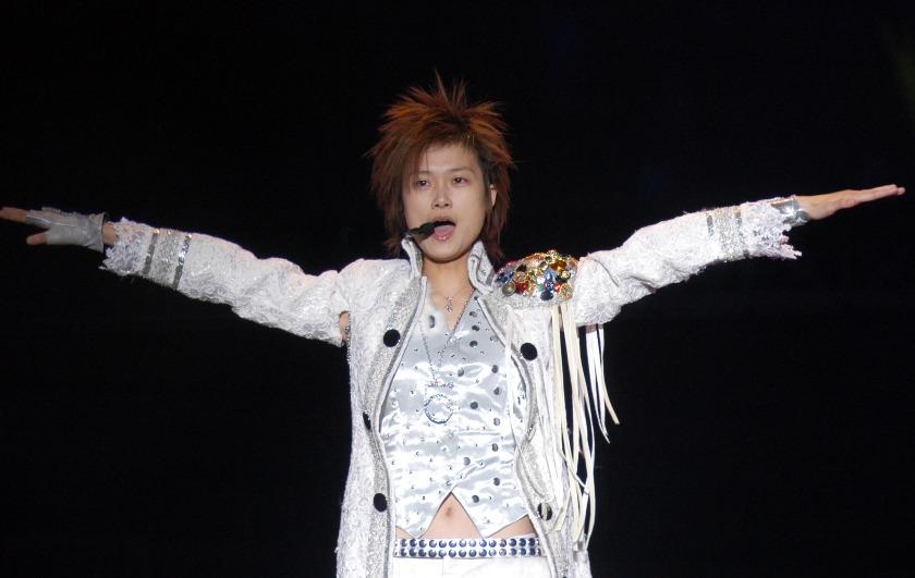 2005年10至11月,當年的《超級女聲》一眾參加者參與巡迴演唱會,全國總冠軍得主李宇春在尾聲激情吶喊。(圖片來源:視覺中國)