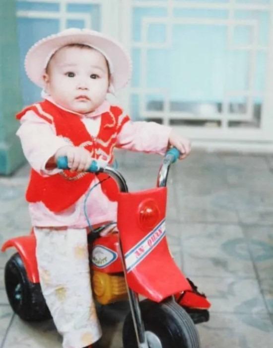 幼兒時的李宇春,樣子乖巧。(網上圖片)