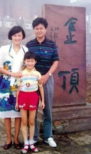 童年的李宇春與父母合照。(網上圖片)