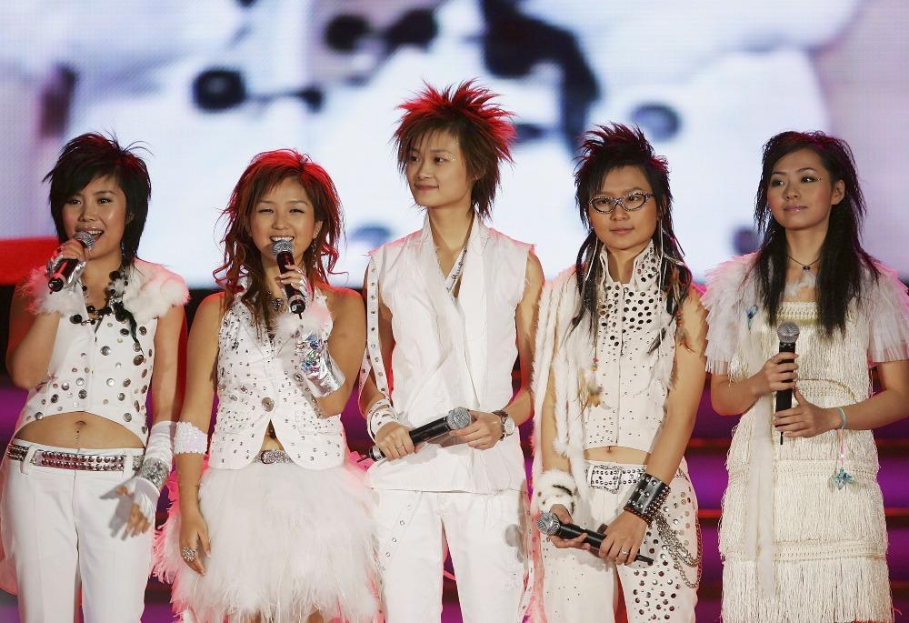 2005年《超級女聲》為內地樂壇找到多位好歌之人,左起:(第五名)紀敏佳、(第四名)何潔、(冠軍)李宇春、(亞軍)周筆暢、(季軍)張靚穎。(圖片來源:Getty)