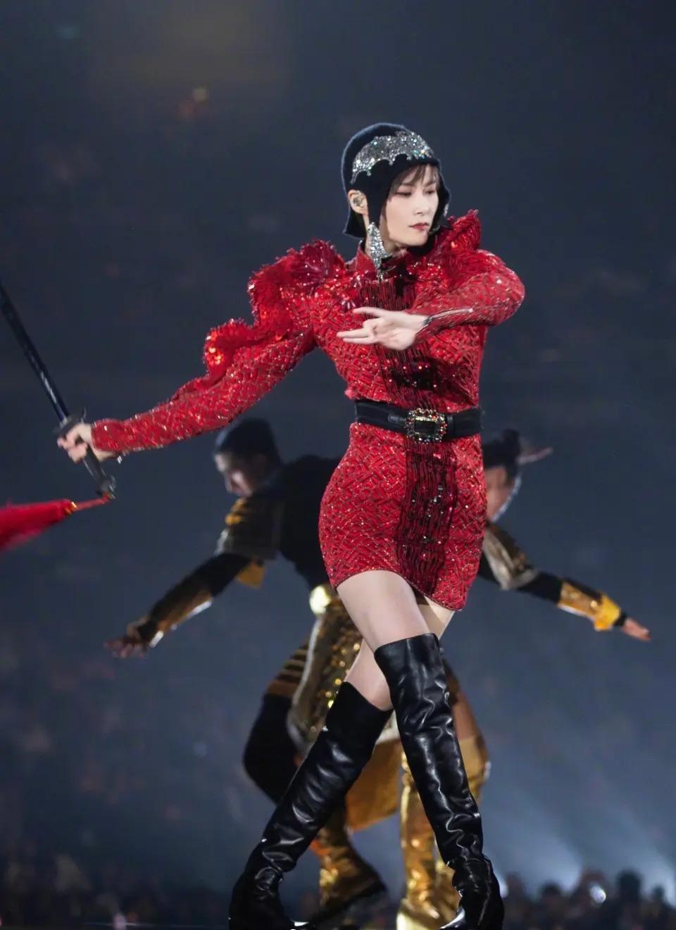 舞台上的李宇春,不論是激情快歌或細膩慢歌,都演繹得淋漓盡致,充滿壓場的舞台感。(網上圖片)