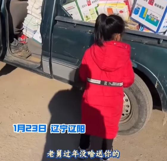 女孩充滿期待到車上找舅父送的新年禮物。(網上截圖)
