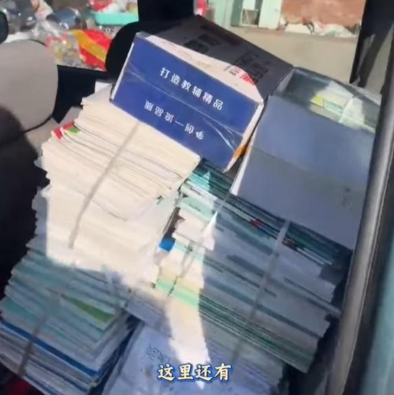 整車都是練習本功課,有網民表示足夠讀到博士畢業。(網上截圖)