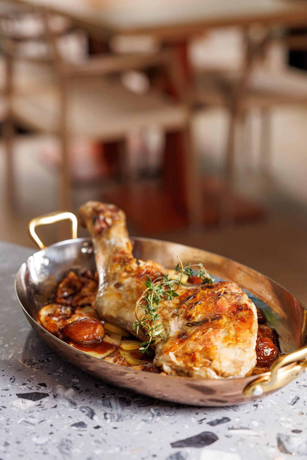 乳飼羊肩肉 $680 羊肉來自卡斯蒂利亞的拉曼恰,佐以醋味土豆片。