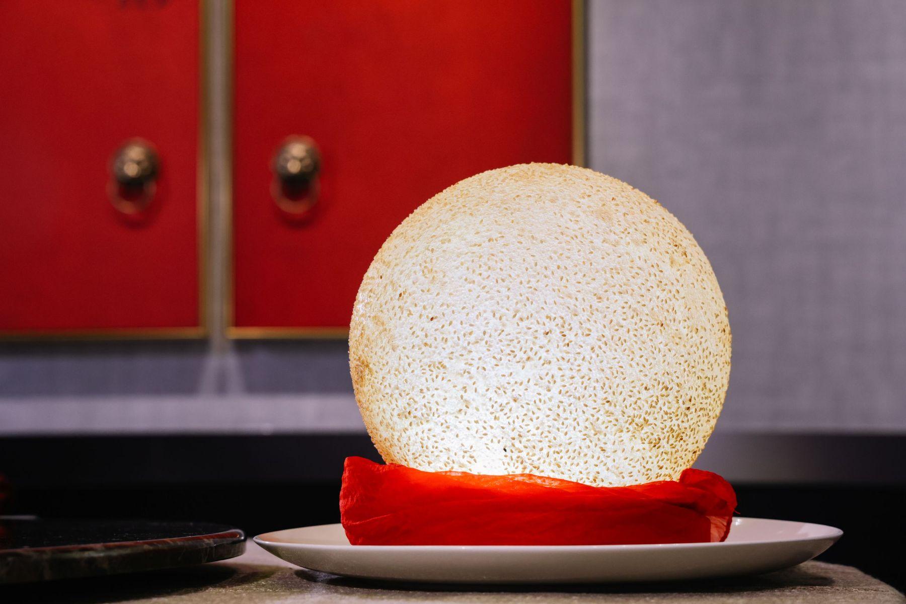 大宅追月 巨型煎堆脆中帶煙韌,每一口都有芝麻香。