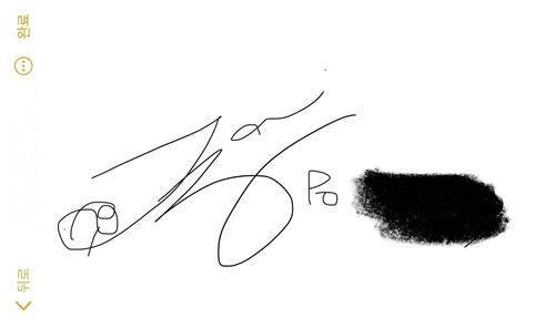 Hanni在fans的手機記事簿上簽名。