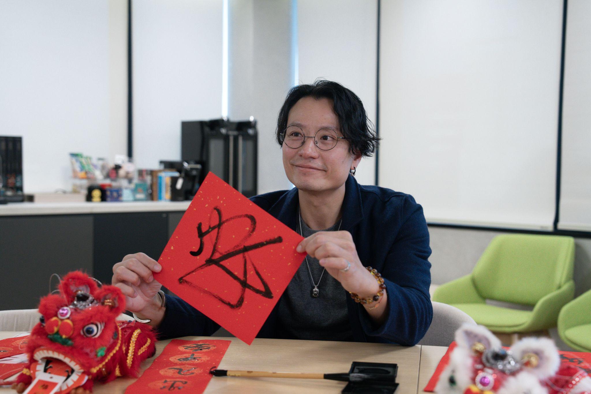 陳俊安特意寫揮春祝大家蛇年健康,出入平安。