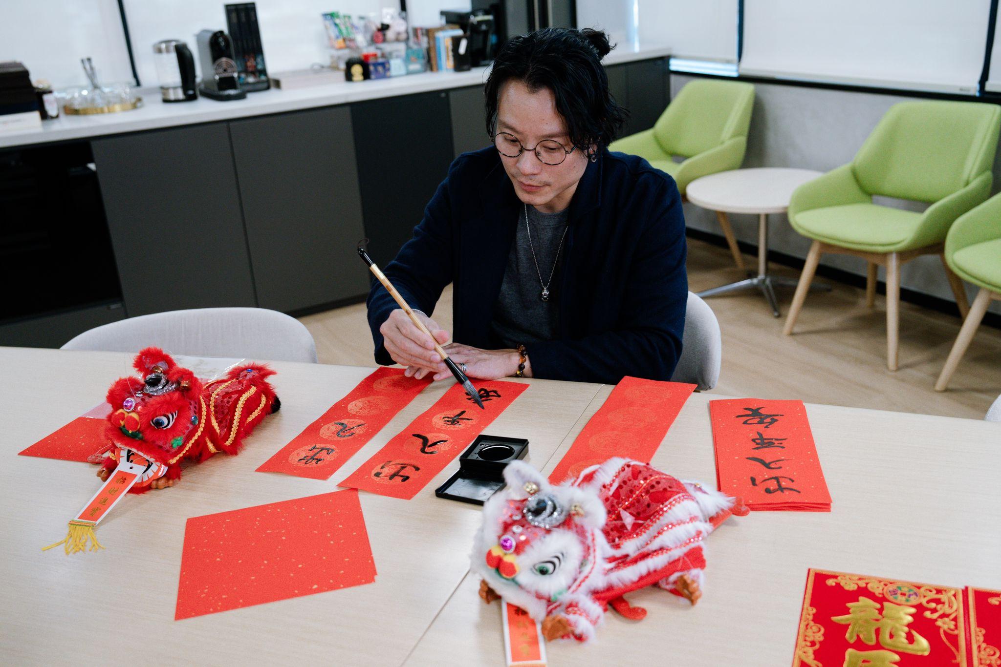 陳俊安特意寫揮春祝大家蛇年健康,出入平安。