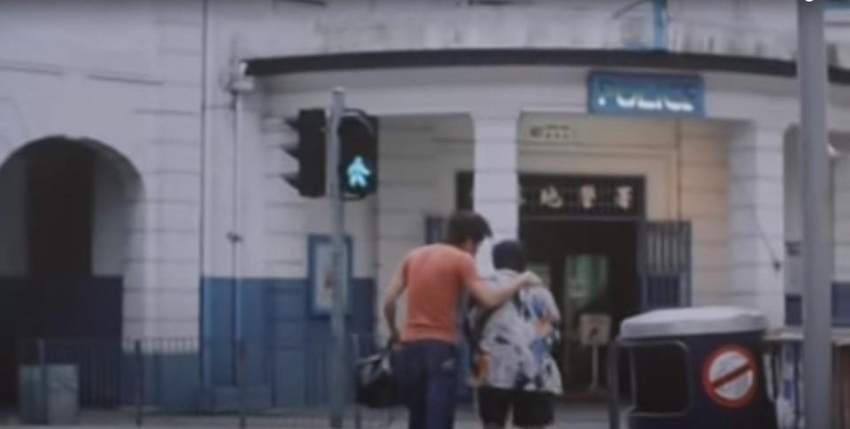 電影《半支煙》中,謝霆鋒(左)和曾志偉(右)在舊油麻地警署前演出的一幕。(網上圖片)