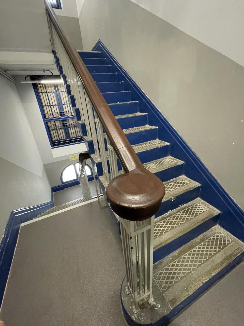 舊油麻地警署的木製扶手及大理石樓梯。(圖片來源:香港警方)