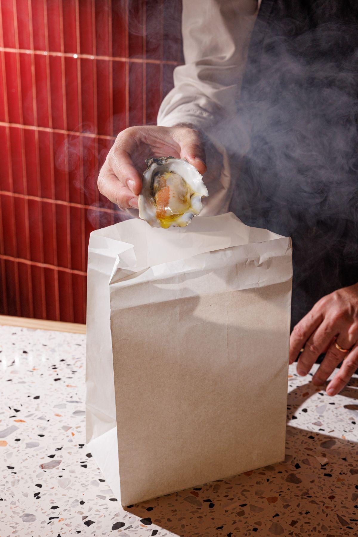 Daniele Sorlut生蠔 $74/件 以蘋果木略為煙燻,配上伊比利亞豬頰肉片和橄欖油。