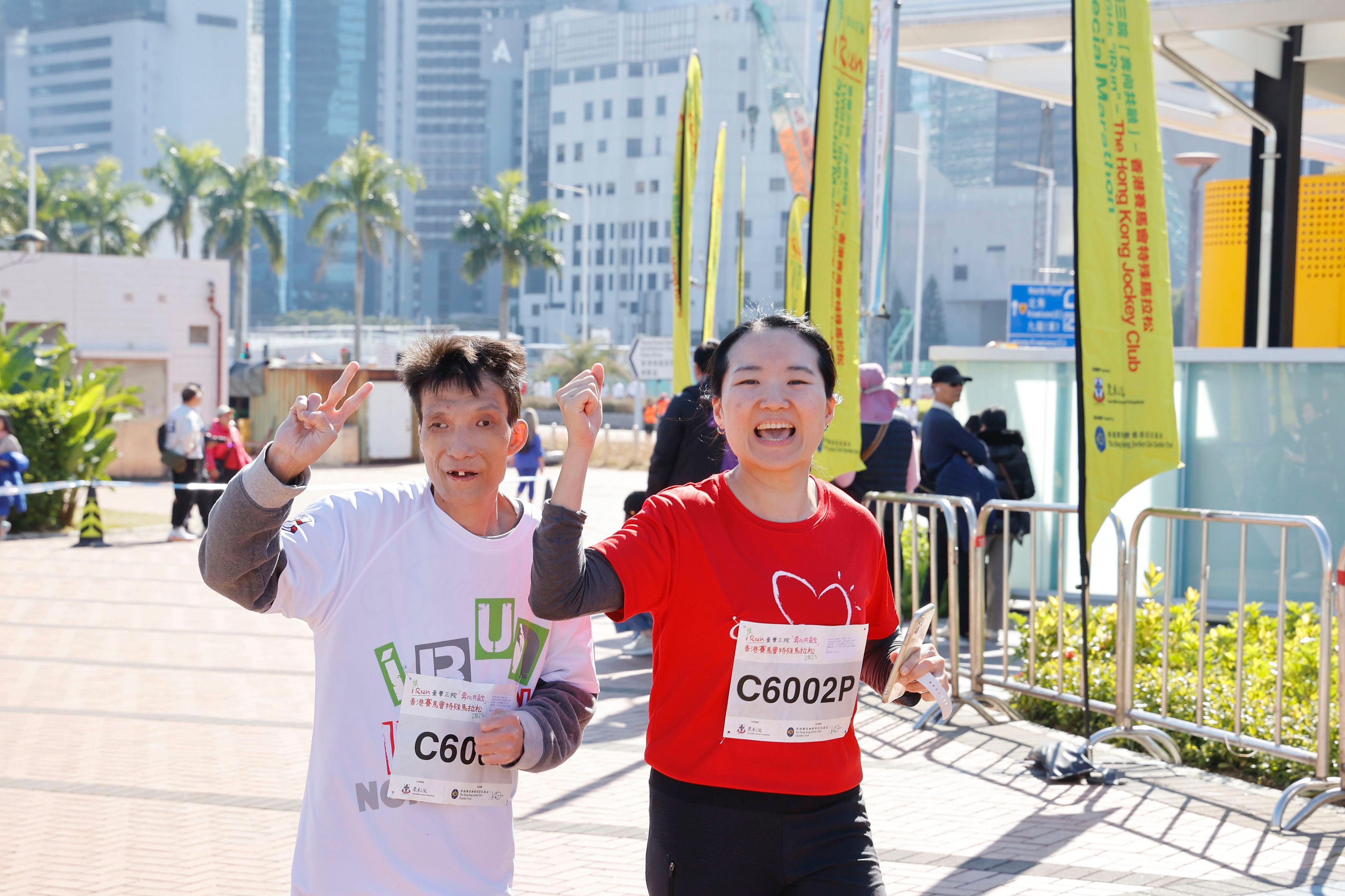 馬會義工隊 CARE@hkjc 成員與參賽者合照。