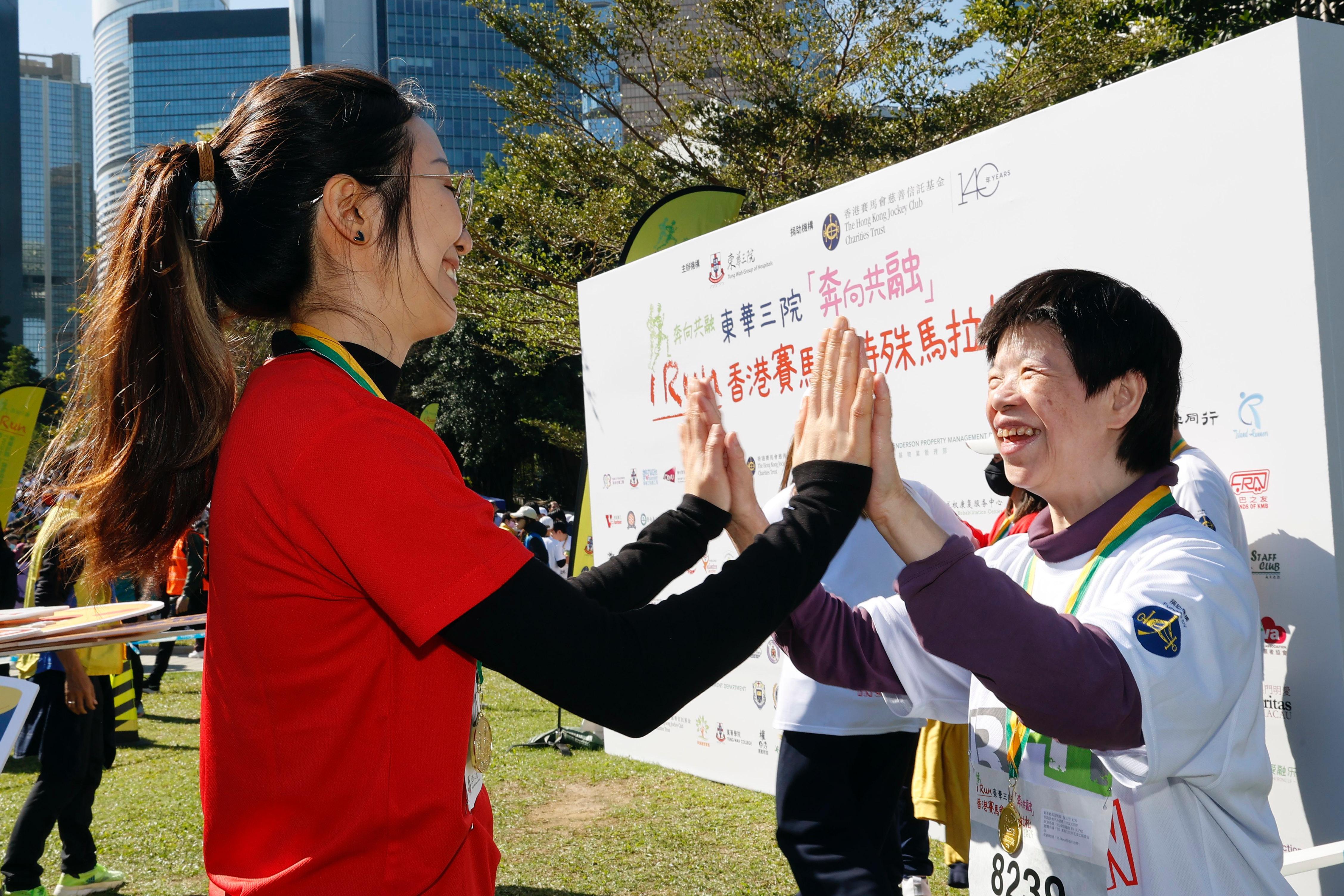 馬會義工隊 CARE@hkjc 成員與參賽者合照。