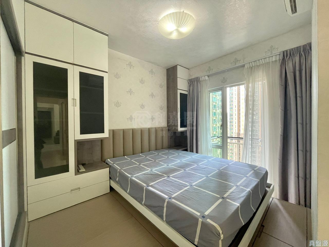 主人套房空間闊大,附設小露台,方便晾曬。(代理提供)