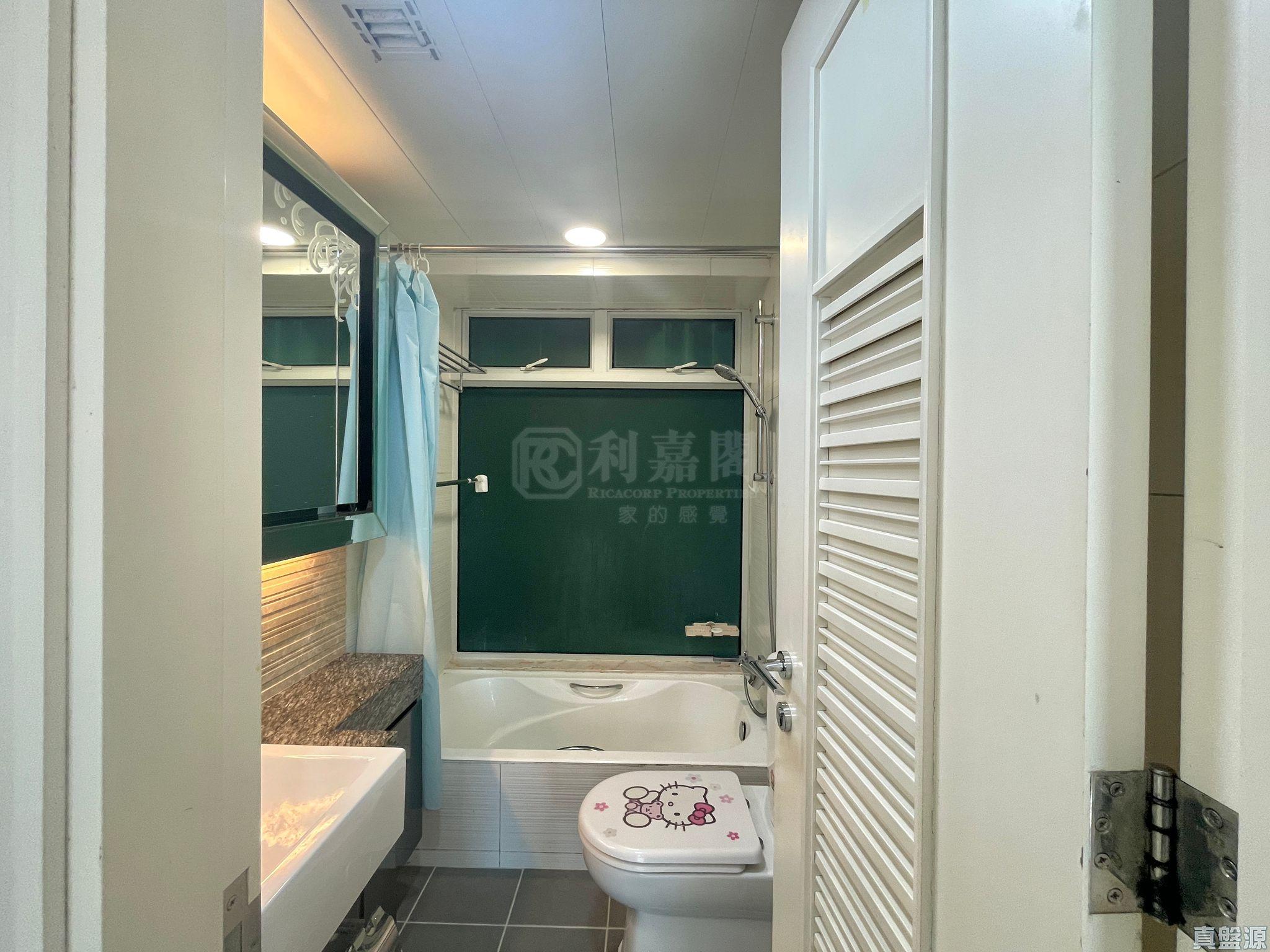 浴室不細小,裝修企理。(代理提供)