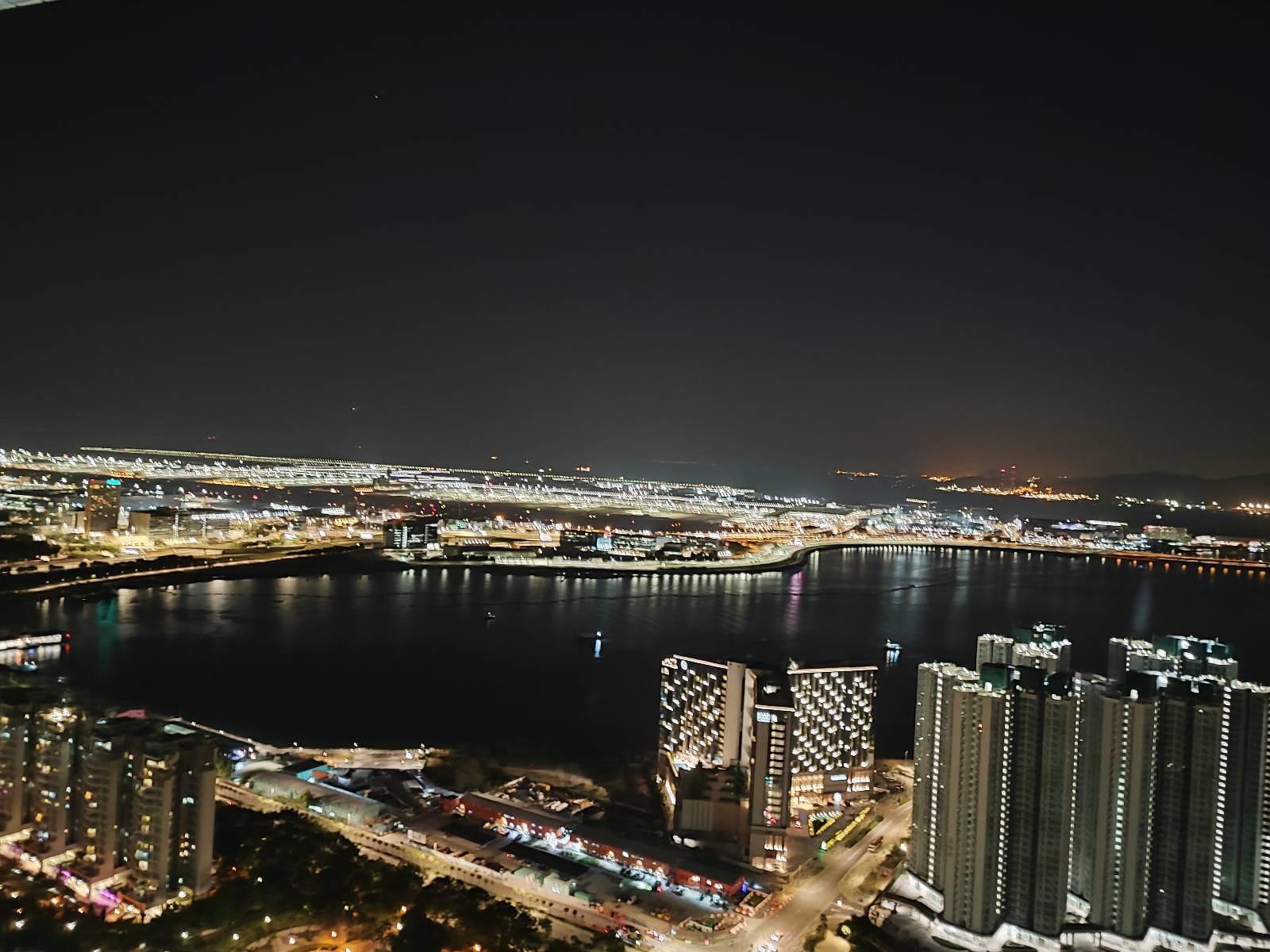 單位享有全機場海景,日與夜景皆優質。(代理提供)