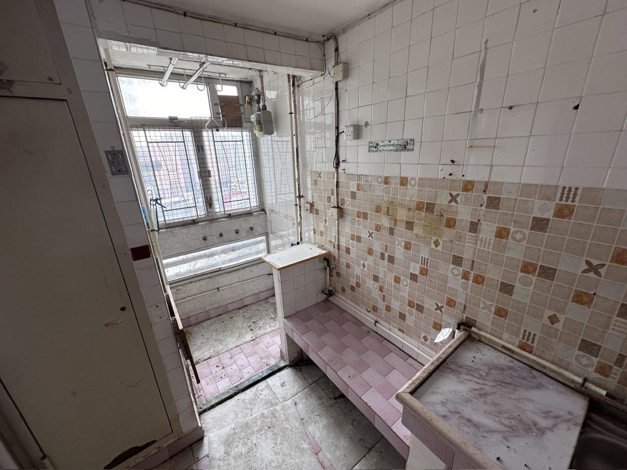 廚房外接露台,方便晾曬衣物。(代理提供)