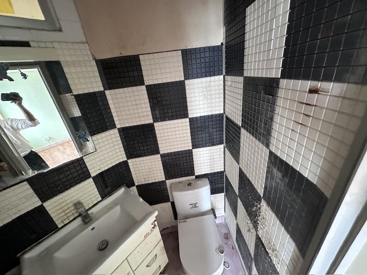 浴室間隔略為不規則。(代理提供)