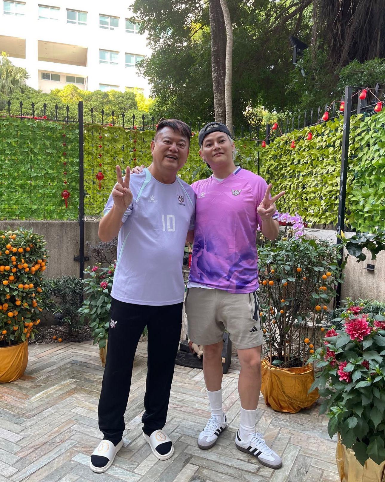 保錡在社交平台貼出與阿叻的合照。