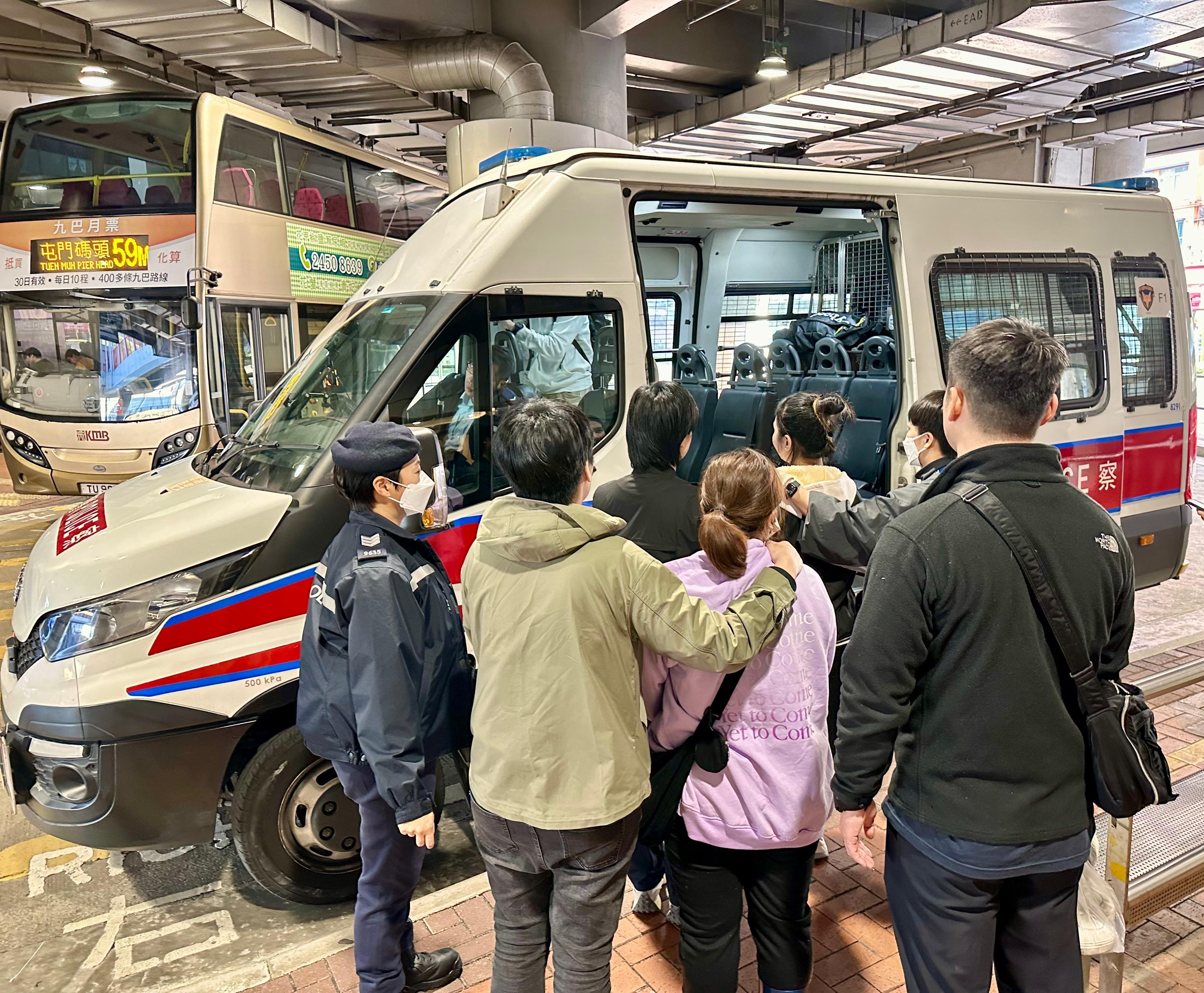 警聯同入境處多區掃黃反黑工拘27男女 (警方圖片)